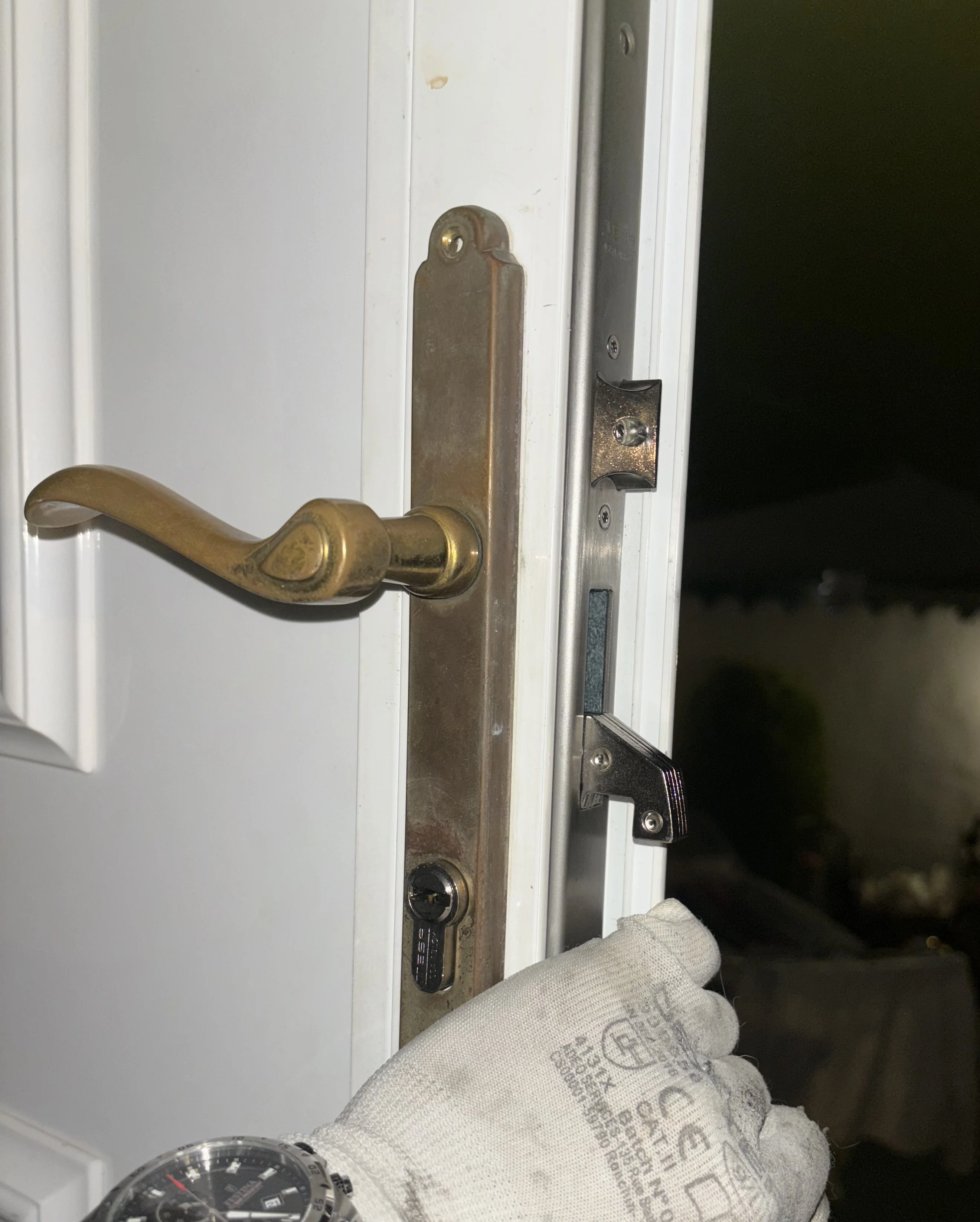 Puerta abierta con cerradura instalada por la noche de urgencia